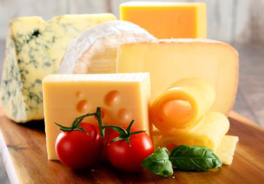 Mutfak masasının üstünde izole peynir farklı türde