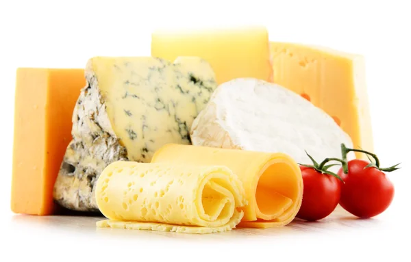 Différentes sortes de fromages isolés sur fond blanc — Photo