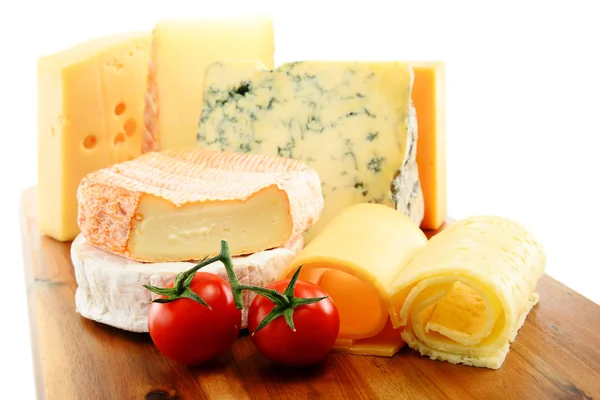 Différentes sortes de fromages isolés sur fond blanc — Photo