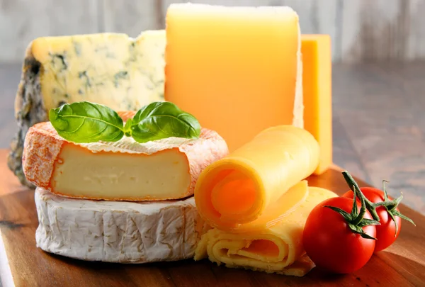 Différentes sortes de fromage isolé sur la table de cuisine — Photo