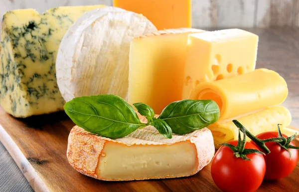 Diversi tipi di formaggio isolato sul tavolo della cucina — Foto Stock