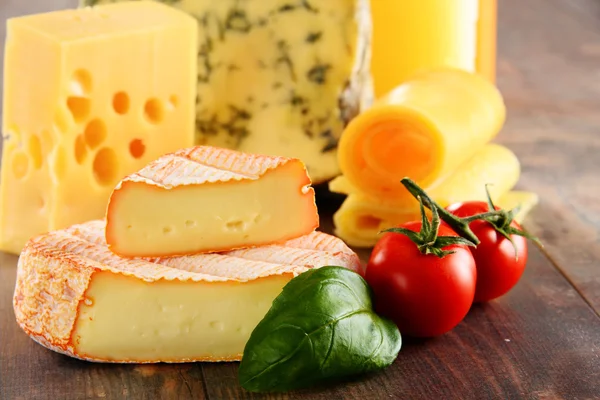 Diferentes tipos de queijo isolado na mesa da cozinha — Fotografia de Stock