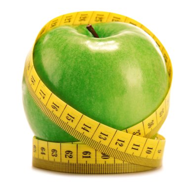 Yeşil elma ve üzerinde beyaz izole mezura ile kompozisyon