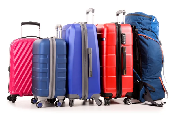 Koffer und Rucksack isoliert auf weiß — Stockfoto