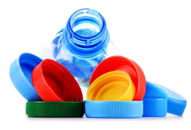 Plastik şişeler ve kapaklar ile kompozisyon