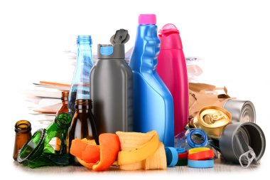 Cam, plastik, metal ve kağıttan oluşan geri dönüşümlü çöp.