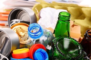 Cam, plastik, metal ve kağıttan oluşan geri dönüşümlü çöp.