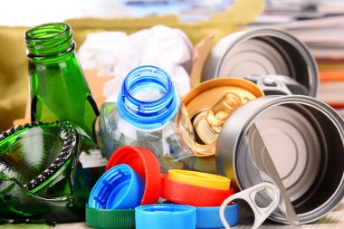 Cam, plastik, metal ve kağıttan oluşan geri dönüşümlü çöp.