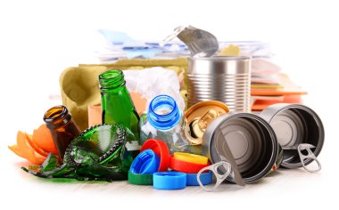 Cam, plastik, metal ve kağıttan oluşan geri dönüşümlü çöp.