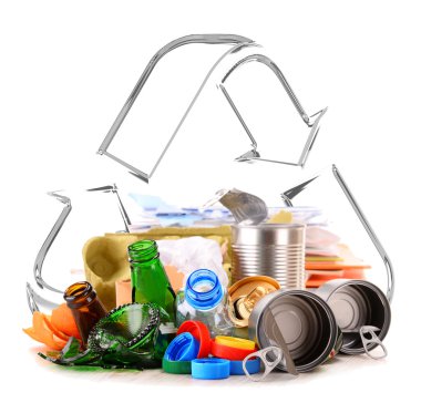 Cam plastik metal ve kağıttan oluşan geri dönüşümlü çöp.