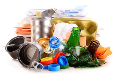 Cam, plastik, metal ve kağıttan oluşan geri dönüşümlü çöp.