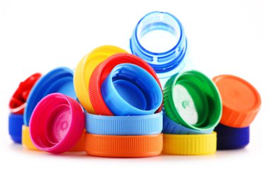 Plastik şişeler ve kapaklar ile kompozisyon