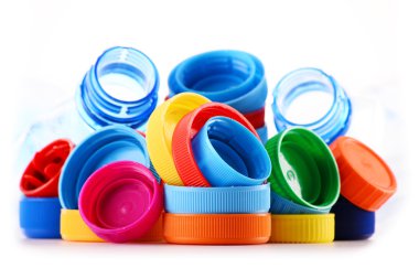 Plastik şişeler ve kapaklar ile kompozisyon