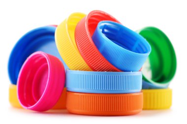 Plastik şişeler ve kapaklar ile kompozisyon