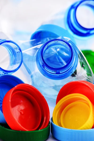 Композиція з пластиковими пляшками і кепками — стокове фото