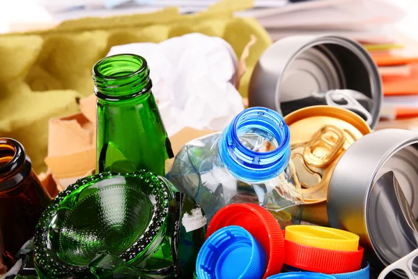 Recycleerbaar afval van glas, kunststof, metaal en papier — Stockfoto