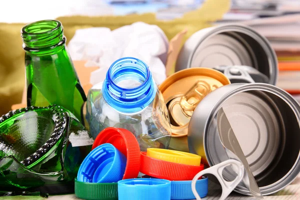 Recycelbarer Müll aus Glas, Kunststoff, Metall und Papier — Stockfoto