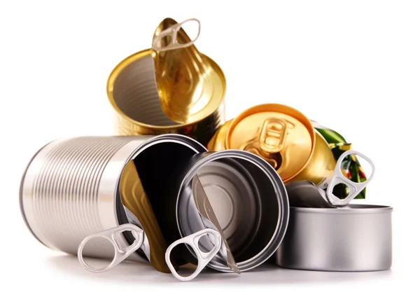 Lixo reciclável constituído por latas de metal isoladas a branco — Fotografia de Stock