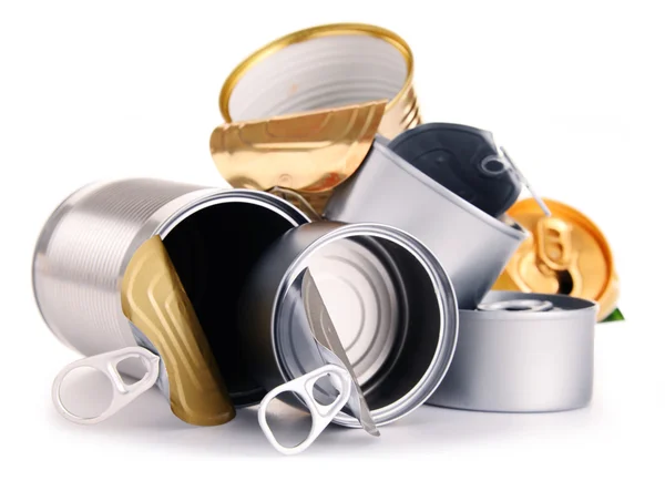 Lixo reciclável constituído por latas de metal isoladas a branco — Fotografia de Stock