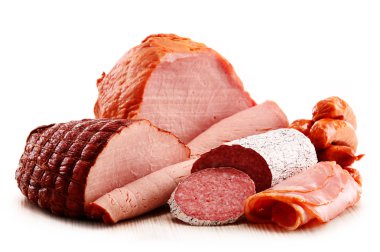 Jambon ve üzerinde beyaz izole sosis gibi et ürünleri