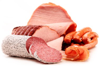 Jambon ve üzerinde beyaz izole sosis gibi et ürünleri