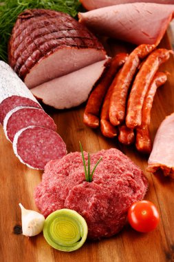 Jambon ve sosis dahil çeşitli et ürünleri.