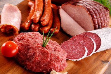 Jambon ve sosis dahil çeşitli et ürünleri.