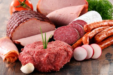 Jambon ve sosis dahil çeşitli et ürünleri.