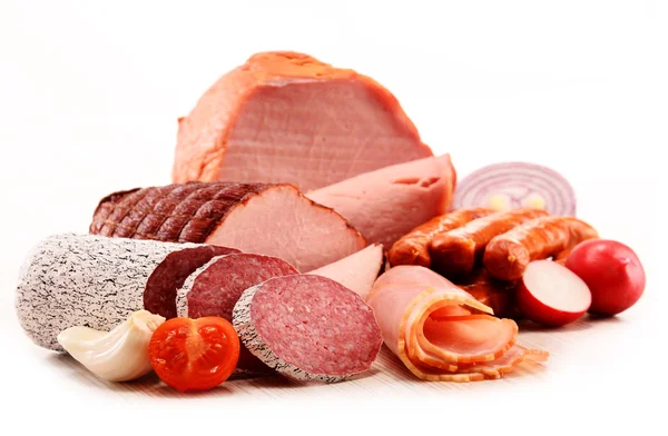 Prodotti a base di carne, compreso il prosciutto e le salsicce isolati su bianco — Foto Stock