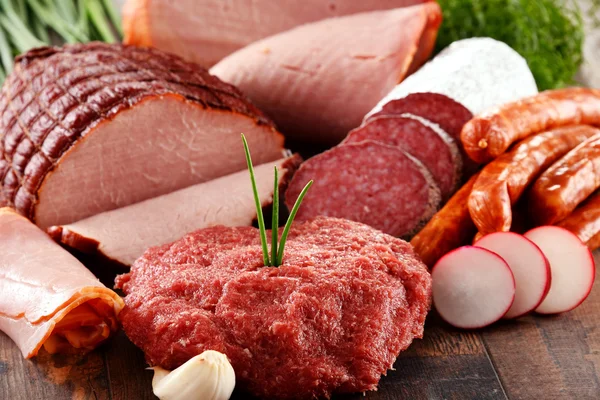 Różne produkty mięsne, w tym szynka i kiełbasy — Zdjęcie stockowe