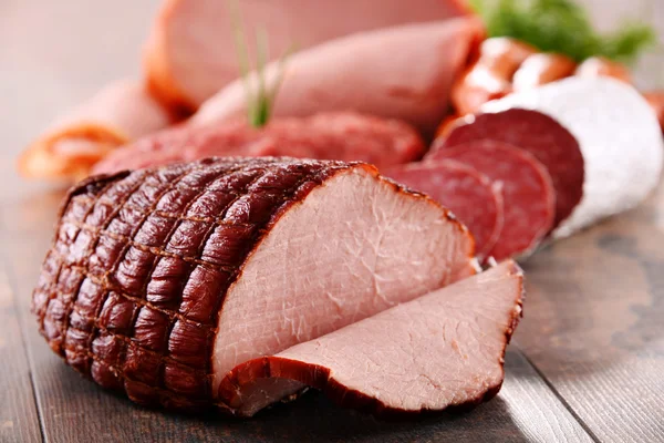 Verschiedene Fleischprodukte einschließlich Schinken und Wurst — Stockfoto