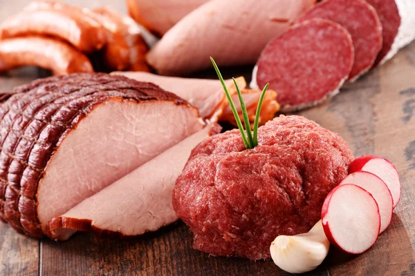 Różne produkty mięsne, w tym szynka i kiełbasy — Zdjęcie stockowe