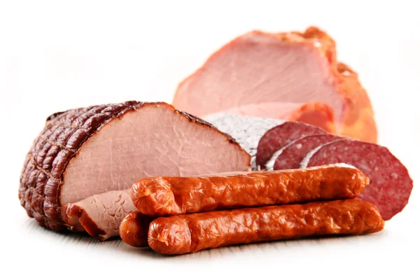 Produkty mięsne, w tym szynki i kiełbasy na białym tle — Zdjęcie stockowe