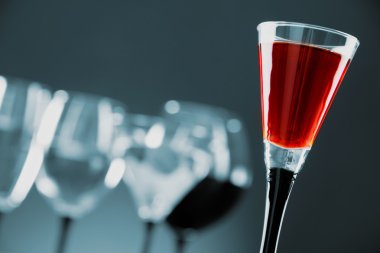 Gözlük ile çeşitli alkollü içecekler