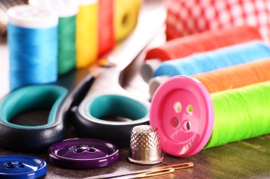 Ahşap masada terzi aksesuarlarıyla kompozisyon