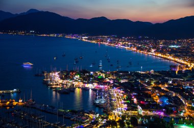 marmaris Limanı görünümünü geceleyin Türk Rivierası