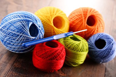 Tığ ve ahşap masa kancaya için renkli iplik