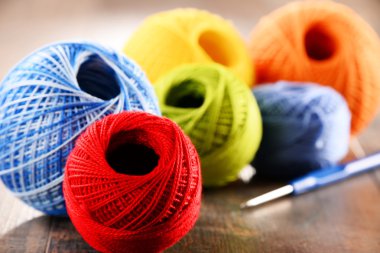 Tığ ve ahşap masa kancaya için renkli iplik