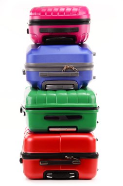 Beyaz üzerine izole edilmiş plastik bavullar.