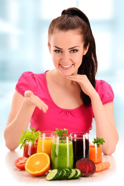 Junge Frau mit verschiedenen Gemüse- und Fruchtsäften — Stockfoto