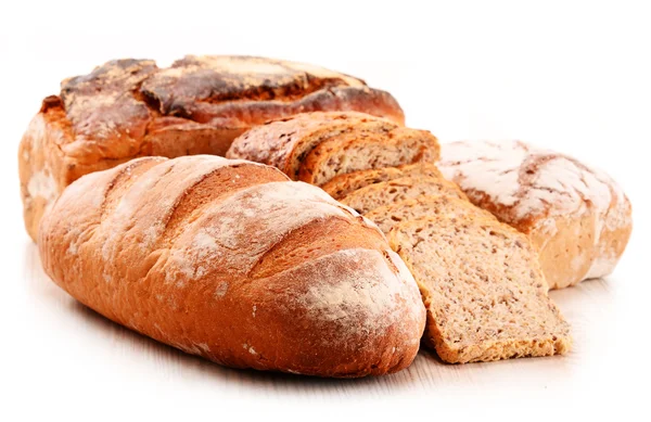 Samenstelling met verscheidenheid van bakken producten geïsoleerd op wit — Stockfoto