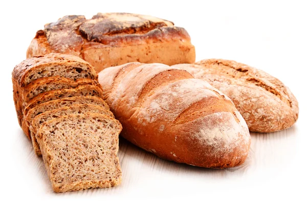 Composition avec une variété de produits de boulangerie isolés sur blanc — Photo