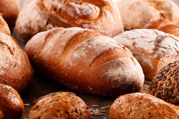 Samenstelling met diverse bakproducten op houten tafel — Stockfoto