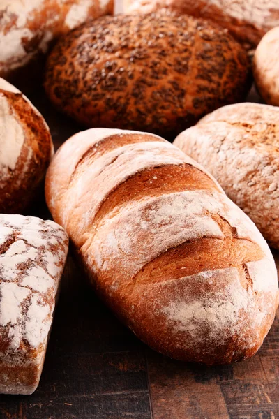 Composição com variedade de produtos de panificação em mesa de madeira — Fotografia de Stock