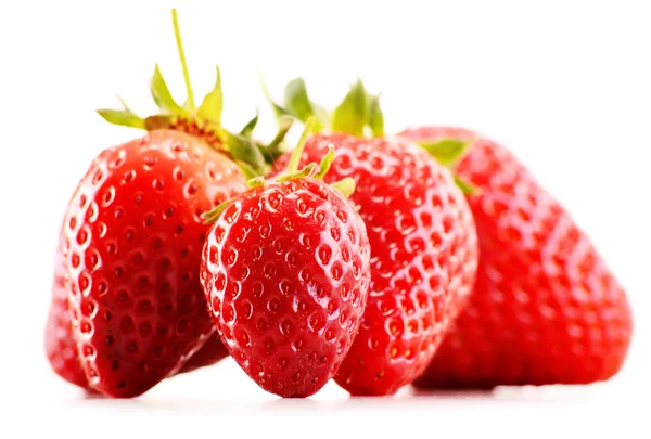 Frische Bio-Erdbeeren isoliert auf weißem Hintergrund — Stockfoto