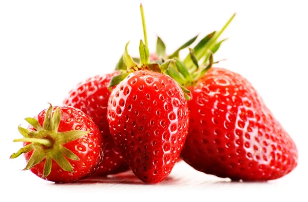 白色背景下分离的新鲜有机草莓 — 图库照片