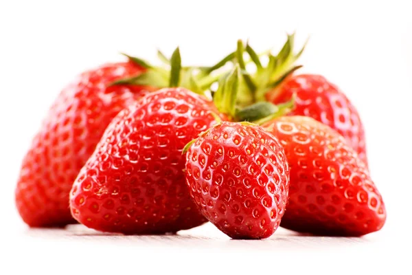 Frische Bio-Erdbeeren isoliert auf weißem Hintergrund — Stockfoto