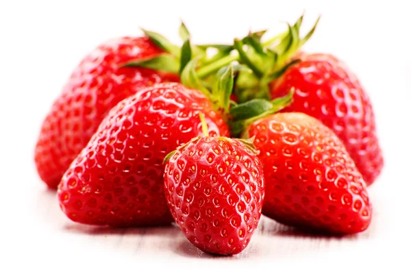 Frische Bio-Erdbeeren isoliert auf weißem Hintergrund — Stockfoto