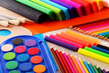 Resim ve çizim için okul aksesuarlarıyla kompozisyon
