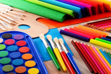 Resim ve çizim için okul aksesuarlarıyla kompozisyon